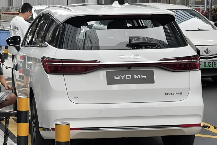 BYD Sabet Perhatian di GIIAS 2024 dengan Denza dan M6 Baru!