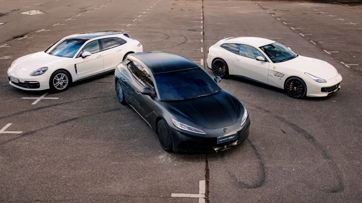 Mobil ini siap bersaing dengan produsen mobil mewah seperti Porsche dan BMW. Denza Z9 GT akan debut dalam waktu dekat. Sejarah Denza dan Rencana BYD Membuat Supercar Denza didirikan pada 2010 sebagai perusahaan patungan 50/50 antara BYD dan Mercedes-Benz. Pada 2022, BYD meningkatkan kendalinya dengan memiliki 90% saham. Pada 2023 mereka mengumumkan rencana untuk meluncurkan delapan kendaraan baru hingga 2026. Tiga di antaranya sudah dijual: MPV Denza D9 dan dua SUV: Denza N7 dan Denza N8. Selanjutnya adalah flagship GT dari Denza. Denza mengumumkan bahwa Z9 GT akan debut resmi pada 20 Agustus 2024. Keran pemesanan sudah dibuka, sementara pengiriman diharapkan pada akhir 2024. Denza Z9 GT dikenalkan di Beijing Auto Show pada bulan April. Didukung oleh e-Platform 3.0 baru BYD, flagship GT listrik ini dilengkapi tiga motor yang menghasilkan tenaga hampir 1.000 HP. Tenaga sebesar itu memungkinkan akselerasi dari 0 hingga 100 km/jam dalam waktu kurang dari 3 detik. BYD Incar Porsche dan EV Mewah Dengan panjang 5.180 mm, lebar 1.990 mm, dan tinggi 1.500 mm, Denza Z9 GT baru kira-kira seukuran Porsche Panamera GTS (panjang 5.053 mm, lebar 1.937 mm, tinggi 1.417 mm). Interiornya mencakup pengaturan tiga layar dengan tampilan individu untuk pengemudi, infotainment, dan penumpang, mirip dengan N7. Denza mengumumkan bahwa model Z9 GT sudah tiba di dealer sebagai persiapan untuk peluncuran mendatang. Harga pre-order dan spesifikasi resmi diharapkan akan diumumkan pada 20 Agustus. Peluncuran Z9 GT di Tengah Peluncuran EV Besar-besaran BYD Kedatangan Denza Z9 GT terjadi di tengah peluncuran EV besar-besaran BYD. Pada Kamis pekan lalu, produsen mobil ini meluncurkan Seal EV 2025 yang diperbarui, sebagai jawaban BYD untuk Tesla Model 3, dengan tambahan LiDAR dan fitur lainnya. Dengan harga mulai di bawah USD25.000 (sekitar Rp 375 juta), Seal baru BYD lebih murah hampir USD10.000 (sekitar Rp150 juta) dari Model 3 di China. Akankah Denza Z9 GT bersaing dengan Model S? Tesla Model S mulai dari USD95.900 (sekitar Rp 1,4 miliar) di China. Model S Plaid tri-motor 1.020 HP milik Tesla dijual mulai USD113.700 (sekitar Rp 1,7 miliar) di China. Akan menarik untuk melihat bagaimana harga flagship GT baru BYD ini diadu dengan TeslaModelSPlaid.